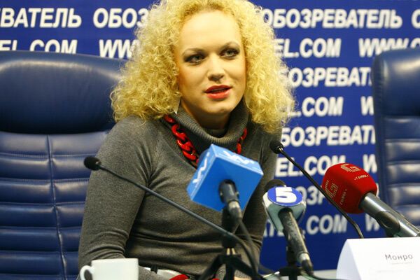 Монро считает, что главное для женщины-вымыть голову