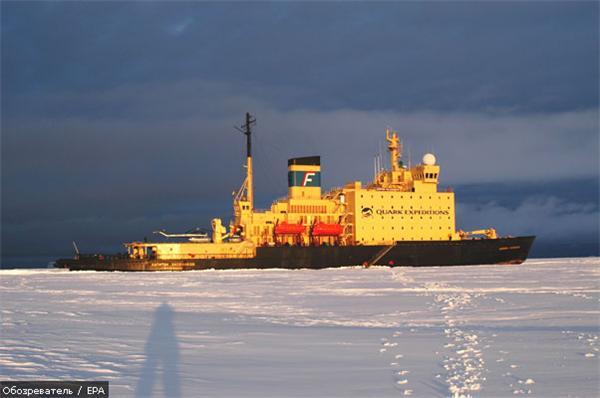 Російський туристичний лайнер бореться з льодом (ФОТО)