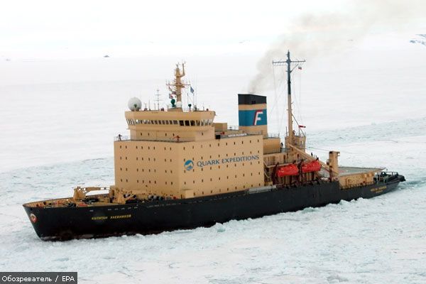 Російський туристичний лайнер бореться з льодом (ФОТО)