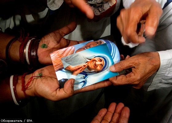 Индия и Албания не могут поделить прах матери Терезы