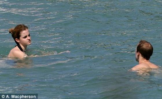 Эмма Уотсон в бикини: такая молодая, а уже с пузом