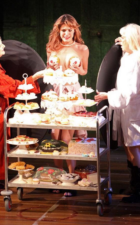 Келли Брук прикрыла срам пироженкой