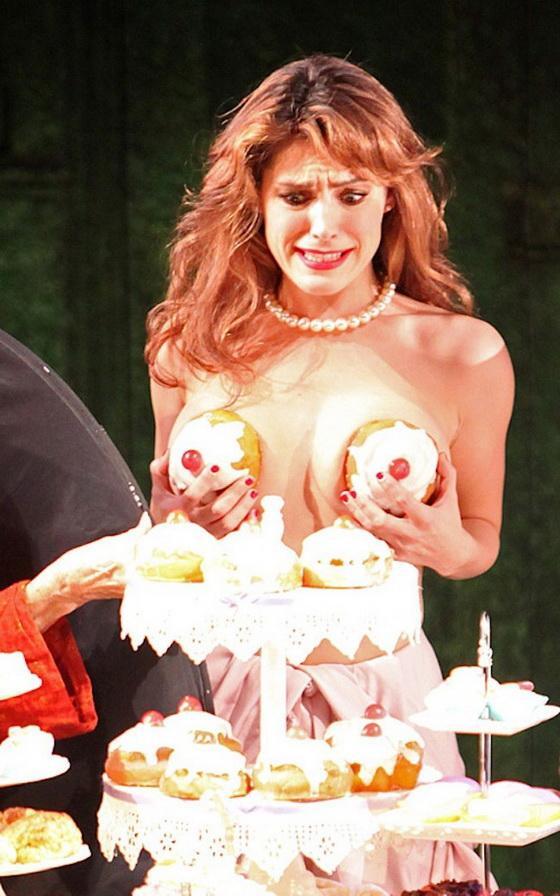 Келли Брук прикрыла срам пироженкой