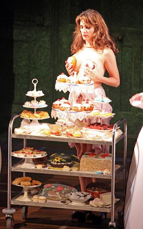 Келли Брук прикрыла срам пироженкой