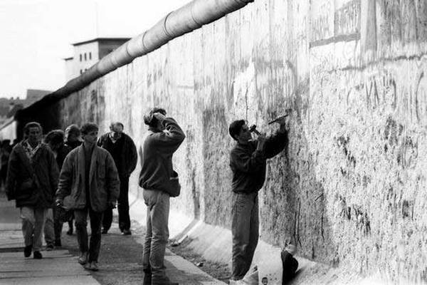 Во Франции воздвигли Берлинскую стену из шоколада