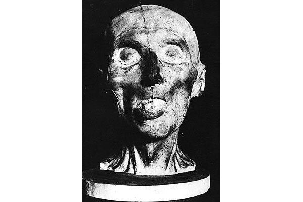 В Киев привезли посмертные маски гениев. ФОТО