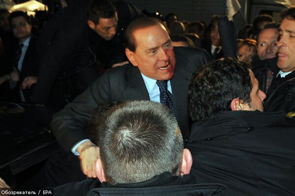 Берлускони разбили нос кулаком (ВИДЕО)