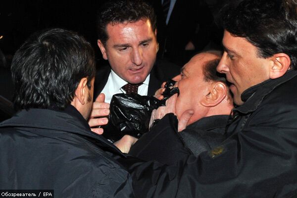 Берлускони разбили нос кулаком (ВИДЕО)