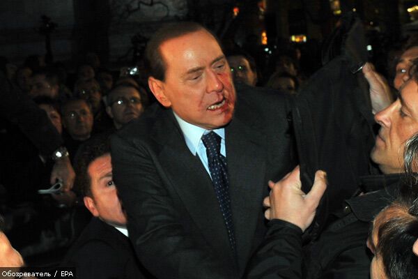 Берлускони разбили нос кулаком (ВИДЕО)