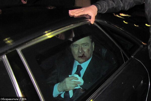 Берлускони разбили нос кулаком (ВИДЕО)