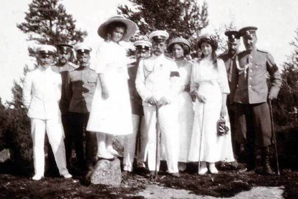 Мебель семьи Романовых продадут с аукциона