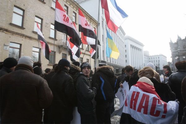 НАС передала Виктору Ющенко пластилиновую булаву (ФОТО)
