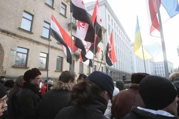 НАС передала Виктору Ющенко пластилиновую булаву (ФОТО)