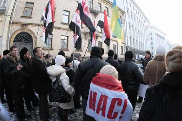 НАС передала Виктору Ющенко пластилиновую булаву (ФОТО)