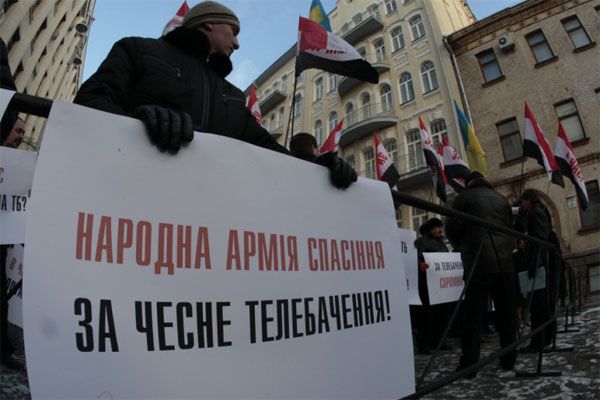 НАС передала Виктору Ющенко пластилиновую булаву (ФОТО)
