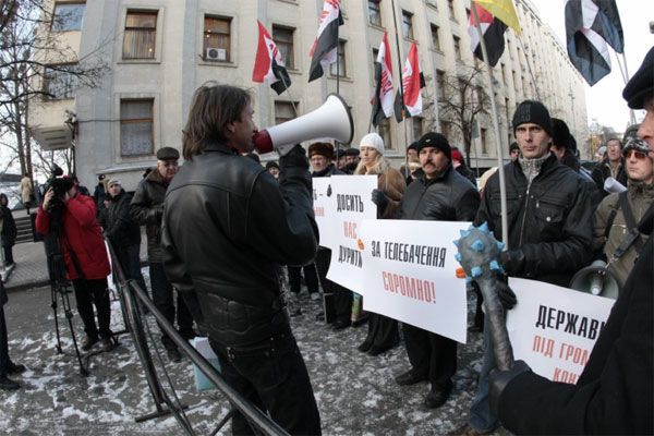НАС передала Виктору Ющенко пластилиновую булаву (ФОТО)