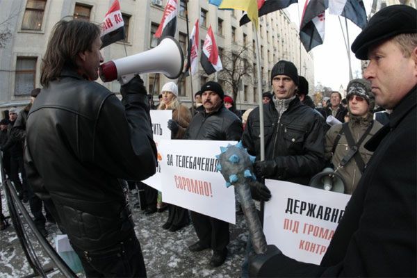 НАС передала Виктору Ющенко пластилиновую булаву (ФОТО)