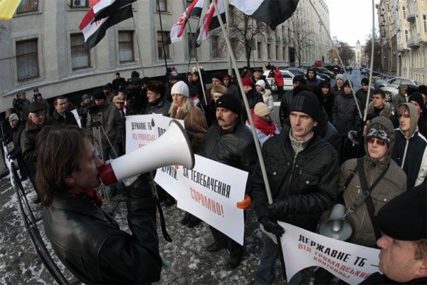 НАС передала Виктору Ющенко пластилиновую булаву (ФОТО)