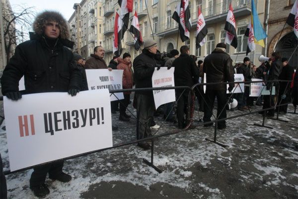 НАС передала Виктору Ющенко пластилиновую булаву (ФОТО)
