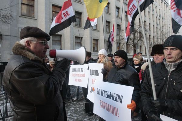 НАС передала Виктору Ющенко пластилиновую булаву (ФОТО)