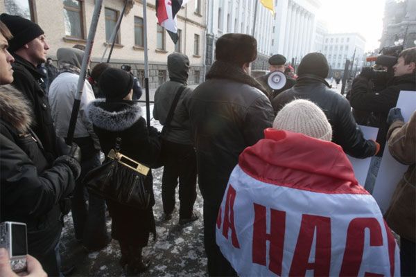 НАС передала Виктору Ющенко пластилиновую булаву (ФОТО)