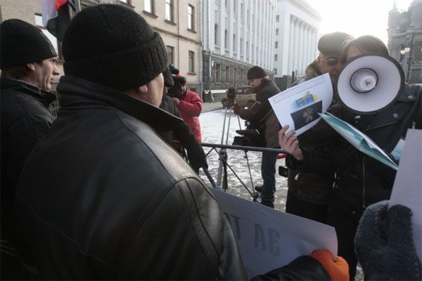 НАС передала Виктору Ющенко пластилиновую булаву (ФОТО)