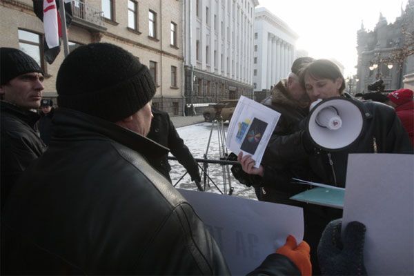 НАС передала Виктору Ющенко пластилиновую булаву (ФОТО)