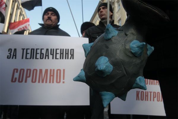 НАС передала Виктору Ющенко пластилиновую булаву (ФОТО)