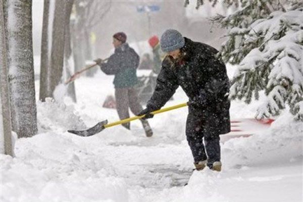 В Одессе стихийное бедствие - снег убирают вручную