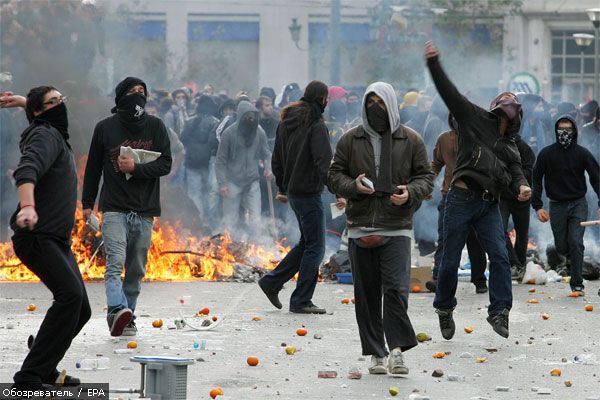 Молодые люди в масках разгромили четыре банка