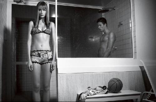 Бразильскую модель запустили в мужскую раздевалку