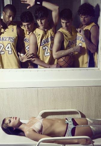 Бразильскую модель запустили в мужскую раздевалку