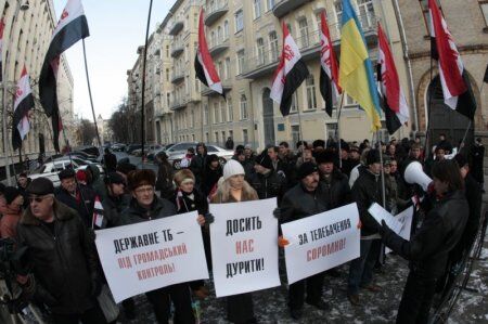 НАС передал  Виктору Ющенко пластилиновую булаву (ФОТО)