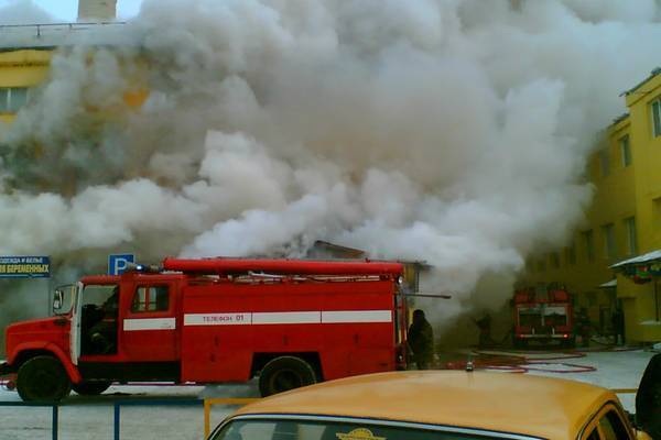 Огромный пожар уничтожил жилой дом в центре Москвы 