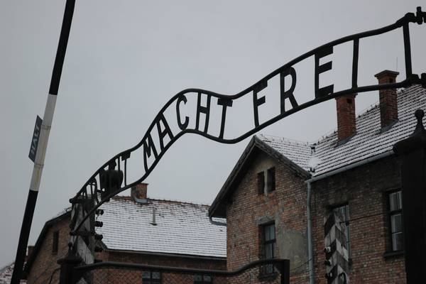 Табличку из Освенцима нашли разрезанной на части