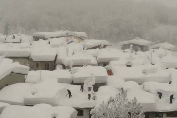 В Одессе из-за снегопада рухнула крыша жилого дома