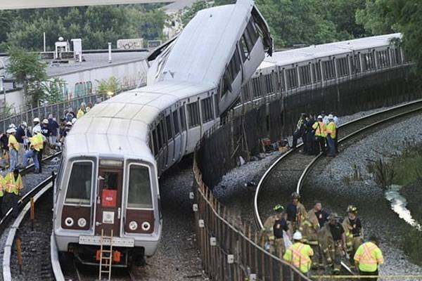 Два пассажирских поезда столкнулись в метро, есть жертвы