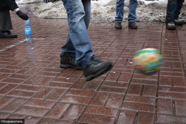  В центре Киева политики сыграли в футбол