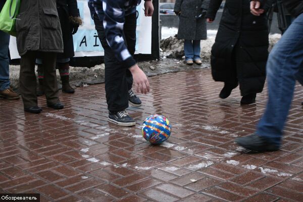  В центре Киева политики сыграли в футбол