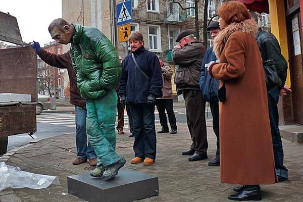Памятник бомжу-алкоголику воздвигли в Варшаве