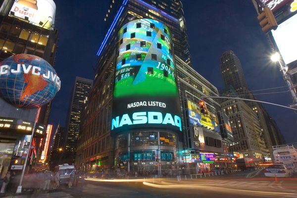 Фондовая биржа Nasdaq приостановила работу из-за дыма