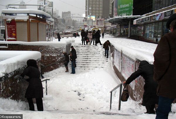 Киев угодил в снежный капкан. Коммунальщики бездействуют