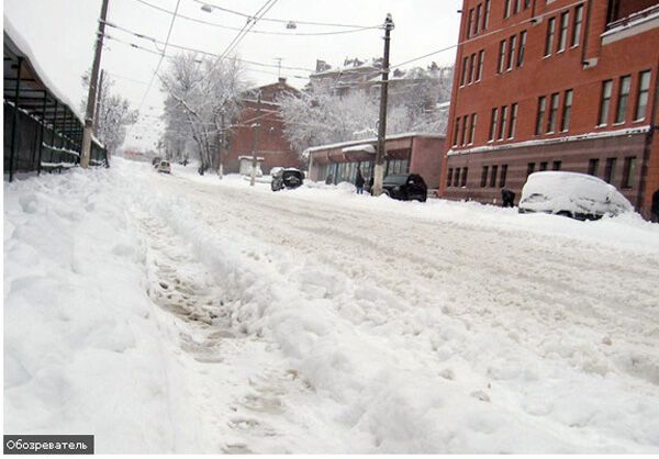 Киев угодил в снежный капкан. Коммунальщики бездействуют