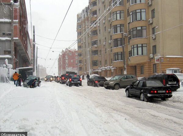 Киев угодил в снежный капкан. Коммунальщики бездействуют