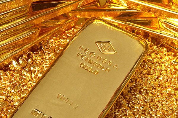 Мировая цена на золото упала после трехдневного роста