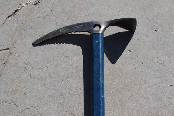 Симоненко стал Героем Украины и подарил Ющенко ледоруб