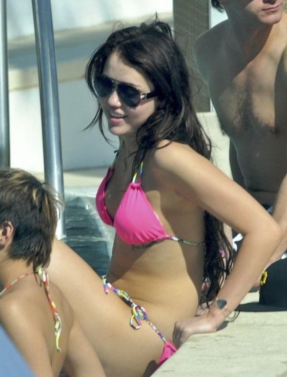 Майли Сайрус сверкнула срамом