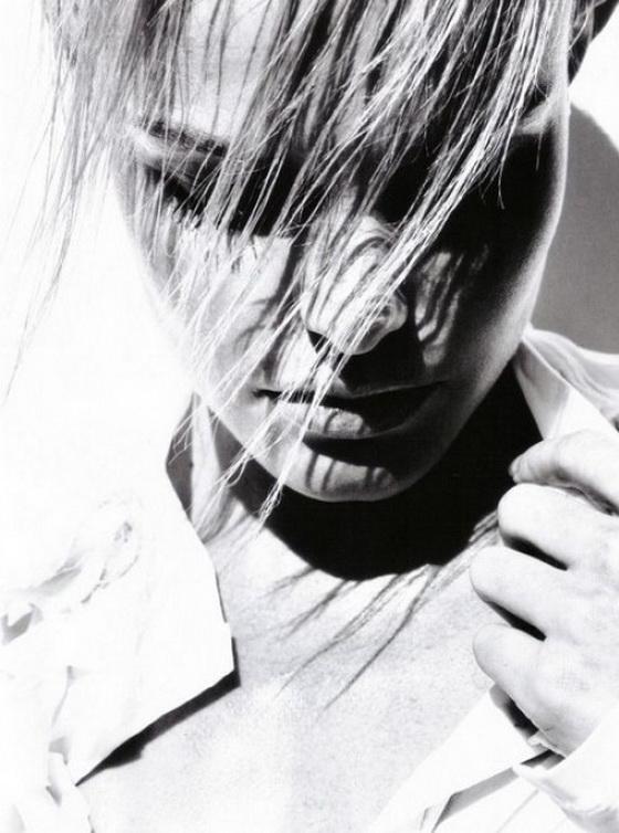 Кейт Босворт раздели и окатили водой