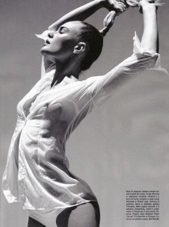 Кейт Босворт раздели и окатили водой