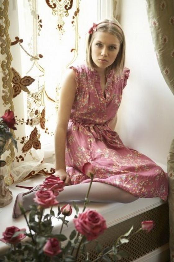 «Папина дочка» позирует на подоконнике